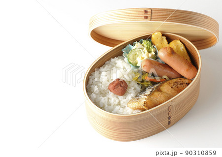 曲げわっぱに入っている鮭弁当を白背景で撮影 曲げわっぱに入っている鮭弁当を白背景で撮影 90310859