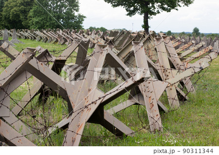 Hedgehod anti-tank barrier with barbed wire 90311344