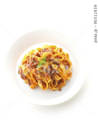 平打ちパスタのフィットチーネとトマトソースがよく絡んだボロネーゼを白背景で俯瞰撮影 平打ちパスタのフィットチーネとトマトソースがよく絡んだボロネーゼを白背景で俯瞰撮影 90311639