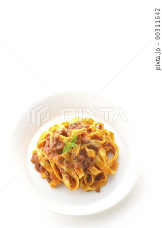 平打ちパスタのフィットチーネとトマトソースがよく絡んだボロネーゼを白背景で俯瞰撮影 90311642