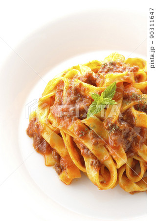 平打ちパスタのフィットチーネとトマトソースがよく絡んだボロネーゼを白背景で俯瞰撮影 平打ちパスタのフィットチーネとトマトソースがよく絡んだボロネーゼを白背景で俯瞰撮影 90311647