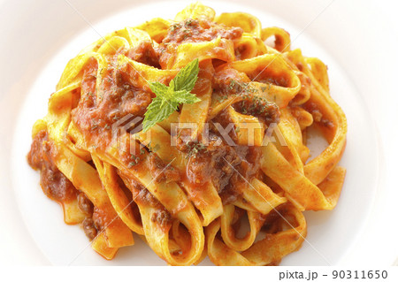 平打ちパスタのフィットチーネとトマトソースがよく絡んだボロネーゼを白背景で俯瞰撮影 平打ちパスタのフィットチーネとトマトソースがよく絡んだボロネーゼを白背景で俯瞰撮影 90311650