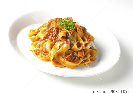 平打ちパスタのフィットチーネとトマトソースがよく絡んだボロネーゼを白背景で撮影 90311852