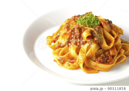 平打ちパスタのフィットチーネとトマトソースがよく絡んだボロネーゼを白背景で撮影 平打ちパスタのフィットチーネとトマトソースがよく絡んだボロネーゼを白背景で撮影 90311858