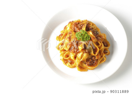 平打ちパスタのフィットチーネとトマトソースがよく絡んだボロネーゼを白背景で俯瞰撮影 平打ちパスタのフィットチーネとトマトソースがよく絡んだボロネーゼを白背景で俯瞰撮影 90311889