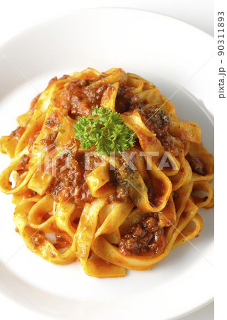 平打ちパスタのフィットチーネとトマトソースがよく絡んだボロネーゼを白背景で俯瞰撮影 平打ちパスタのフィットチーネとトマトソースがよく絡んだボロネーゼを白背景で俯瞰撮影 90311893