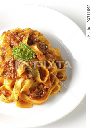 平打ちパスタのフィットチーネとトマトソースがよく絡んだボロネーゼを白背景で俯瞰撮影 平打ちパスタのフィットチーネとトマトソースがよく絡んだボロネーゼを白背景で俯瞰撮影 90311896