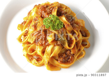 平打ちパスタのフィットチーネとトマトソースがよく絡んだボロネーゼを白背景で俯瞰撮影 平打ちパスタのフィットチーネとトマトソースがよく絡んだボロネーゼを白背景で俯瞰撮影 90311897