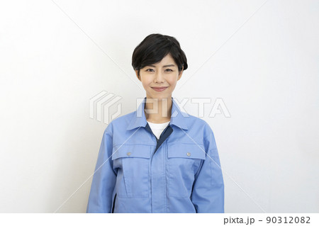 作業服姿の笑顔の若い女性 カメラ目線 ポートレート 作業服姿の笑顔の若い女性 カメラ目線 ポートレート 90312082