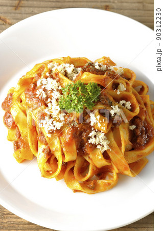平打ちパスタのフィットチーネとトマトソースがよく絡んだボロネーゼにパルメザンチーズがけを俯瞰で撮影 平打ちパスタのフィットチーネとトマトソースがよく絡んだボロネーゼにパルメザンチーズがけを俯瞰で撮影 90312230