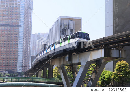 東京都港区芝浦を走る東京モノレールの走る風景 90312362