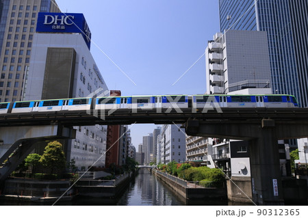 東京都港区芝浦を走る東京モノレールの走る風景 90312365