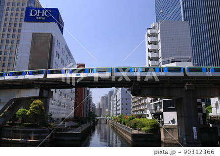 東京都港区芝浦を走る東京モノレールの走る風景 90312366