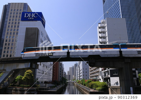 東京都港区芝浦を走る東京モノレールの走る風景 90312369