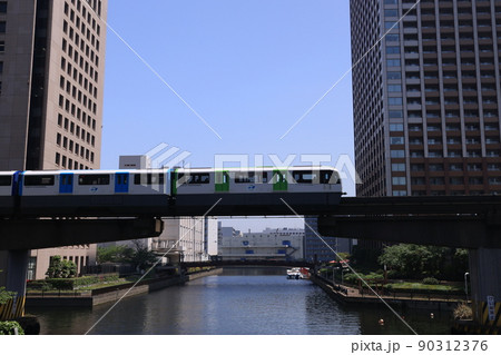 東京都港区芝浦を走る東京モノレールの走る風景 東京都港区芝浦を走る東京モノレールの走る風景 90312376