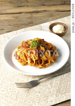 平打ちパスタのフィットチーネとトマトソースがよく絡んだボロネーゼにパルメザンチーズを添えて 平打ちパスタのフィットチーネとトマトソースがよく絡んだボロネーゼにパルメザンチーズを添えて 90312408