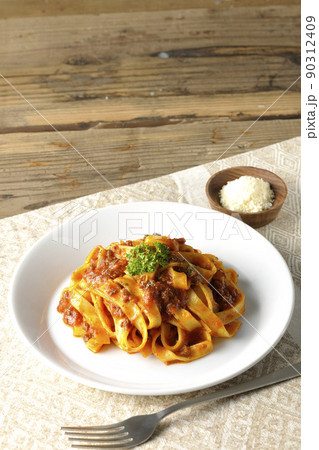 平打ちパスタのフィットチーネとトマトソースがよく絡んだボロネーゼにパルメザンチーズを添えて 90312409