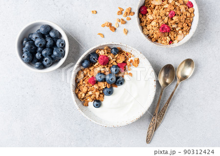 Yogurt bowl with granola and blueberries Yogurt bowl with granola and blueberries 90312424