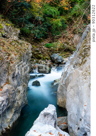 神代の鬼の穴横の川の流水 90312622