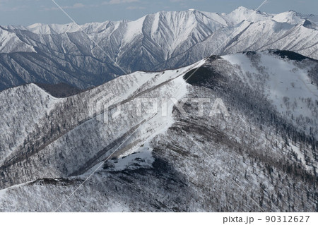 芽室岳から南望する早春の日高山脈北部 芽室岳から南望する早春の日高山脈北部 90312627