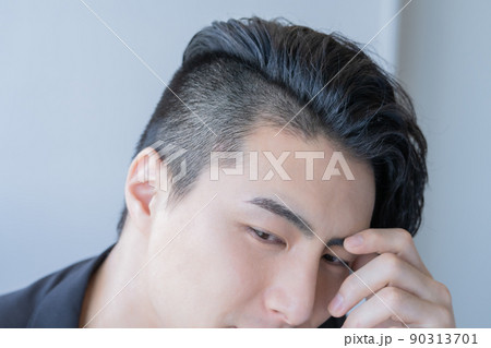 若い男性のツーブロックのヘアスタイル　撮影協力「LINK FOREST]　 90313701