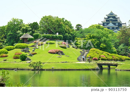 【日本三名園】特別名勝 サツキ咲く初夏の後楽園の唯心山と改修直後の岡山城天守5　岡山県岡山市北区 90313750