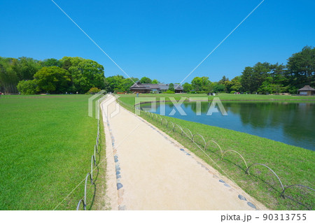【日本三名園】特別名勝 初夏の後楽園の遊歩道と延養亭と快晴の空5 岡山県岡山市北区 【日本三名園】特別名勝 初夏の後楽園の遊歩道と延養亭と快晴の空5 岡山県岡山市北区 90313755