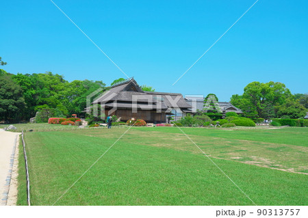【日本三名園】特別名勝 初夏の後楽園の芝生広場と延養亭と青空 岡山県岡山市北区 【日本三名園】特別名勝 初夏の後楽園の芝生広場と延養亭と青空 岡山県岡山市北区 90313757