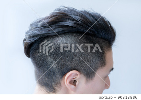 ツーブロックの男性のヘアスタイル　撮影協力「LINK FOREST]　 90313886