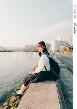 制服姿の女子高生と美しい夕焼け空 制服姿の女子高生と美しい夕焼け空 90314076
