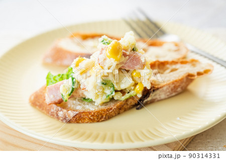 バゲットにのせたポテトサラダ 90314331