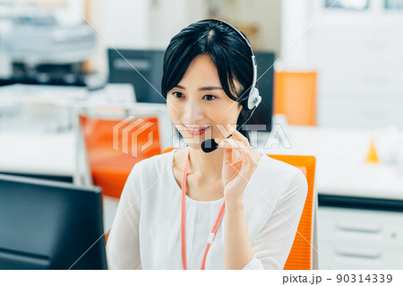 オペレーターの若い女性 90314339