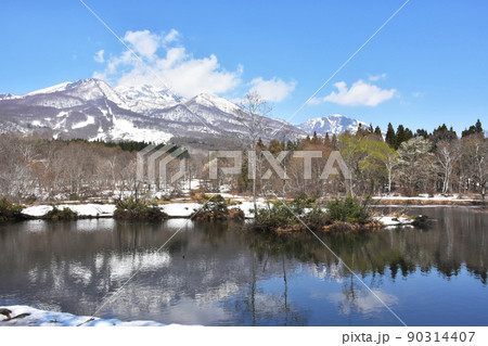 【新潟県妙高市】いもり池から眺める残雪の妙高山 90314407