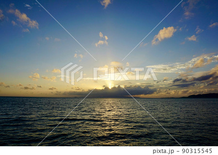 石垣島の海に沈む夕陽 石垣島の海に沈む夕陽 90315545