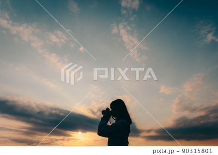 制服姿の女子高生と美しい夕焼け空 制服姿の女子高生と美しい夕焼け空 90315801