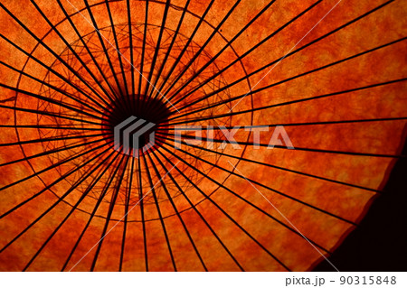 赤い岐阜和傘と美濃和紙 赤い岐阜和傘と美濃和紙 90315848