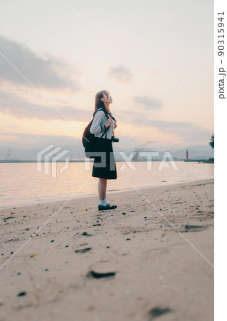 制服姿の女子高生と美しい夕焼け空 制服姿の女子高生と美しい夕焼け空 90315941