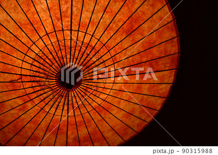 赤い岐阜和傘と美濃和紙 90315988