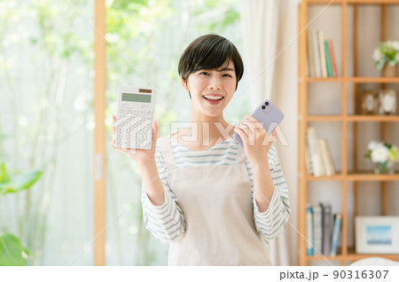 電卓を持つ若い女性 電卓を持つ若い女性 90316307