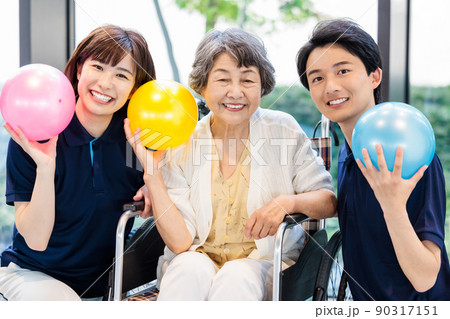 老人ホームでボールを使ったレクリエーション 撮影協力「LINK FOREST」 老人ホームでボールを使ったレクリエーション 撮影協力「LINK FOREST」 90317151