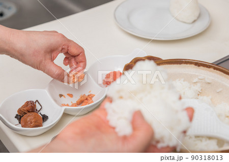 【ミドル主婦が土鍋で炊いたご飯でおにぎりを作る 具材は塩鮭】 【ミドル主婦が土鍋で炊いたご飯でおにぎりを作る 具材は塩鮭】 90318013