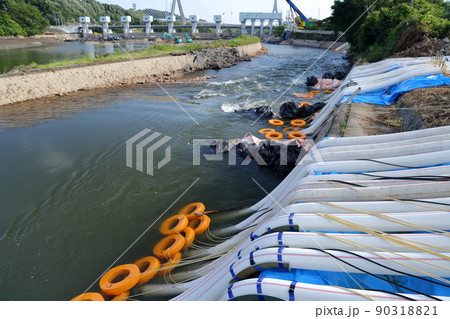 仮設ポンプからの水の吸い上げをする(明治用水頭首工、漏水問題 愛知県 豊田市) 仮設ポンプからの水の吸い上げをする(明治用水頭首工、漏水問題 愛知県 豊田市) 90318821