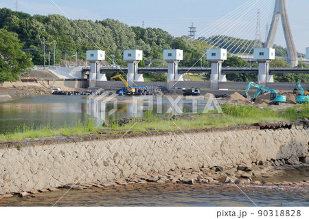 取水施設での漏水対策工事をする重機（明治用水頭首工、漏水問題　愛知県 豊田市） 90318828