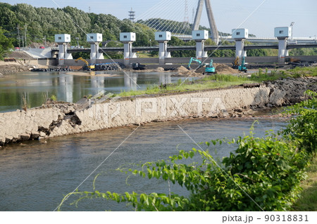 取水施設での漏水対策工事をする重機(明治用水頭首工、漏水問題 愛知県 豊田市) 取水施設での漏水対策工事をする重機(明治用水頭首工、漏水問題 愛知県 豊田市) 90318831