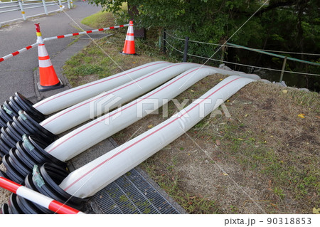 仮設されたくみ上げ用ホース（明治用水頭首工、漏水問題　愛知県 豊田市） 90318853