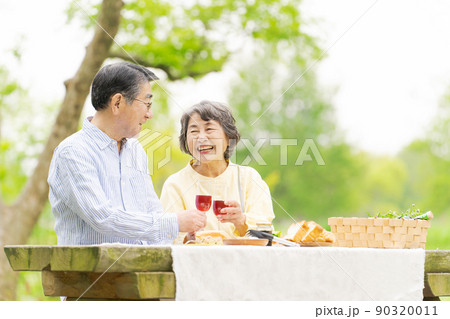健康的なシニア夫婦 90320011