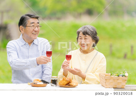 健康的なシニア夫婦 健康的なシニア夫婦 90320018