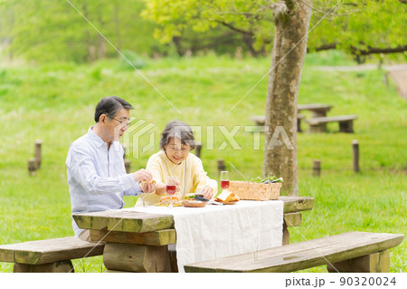 健康的なシニア夫婦 90320024