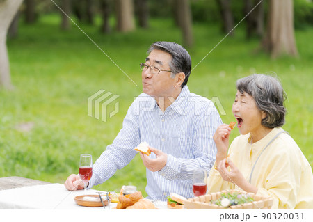 健康的なシニア夫婦 健康的なシニア夫婦 90320031