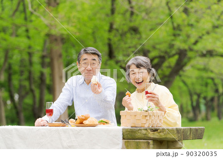 健康的なシニア夫婦 90320035